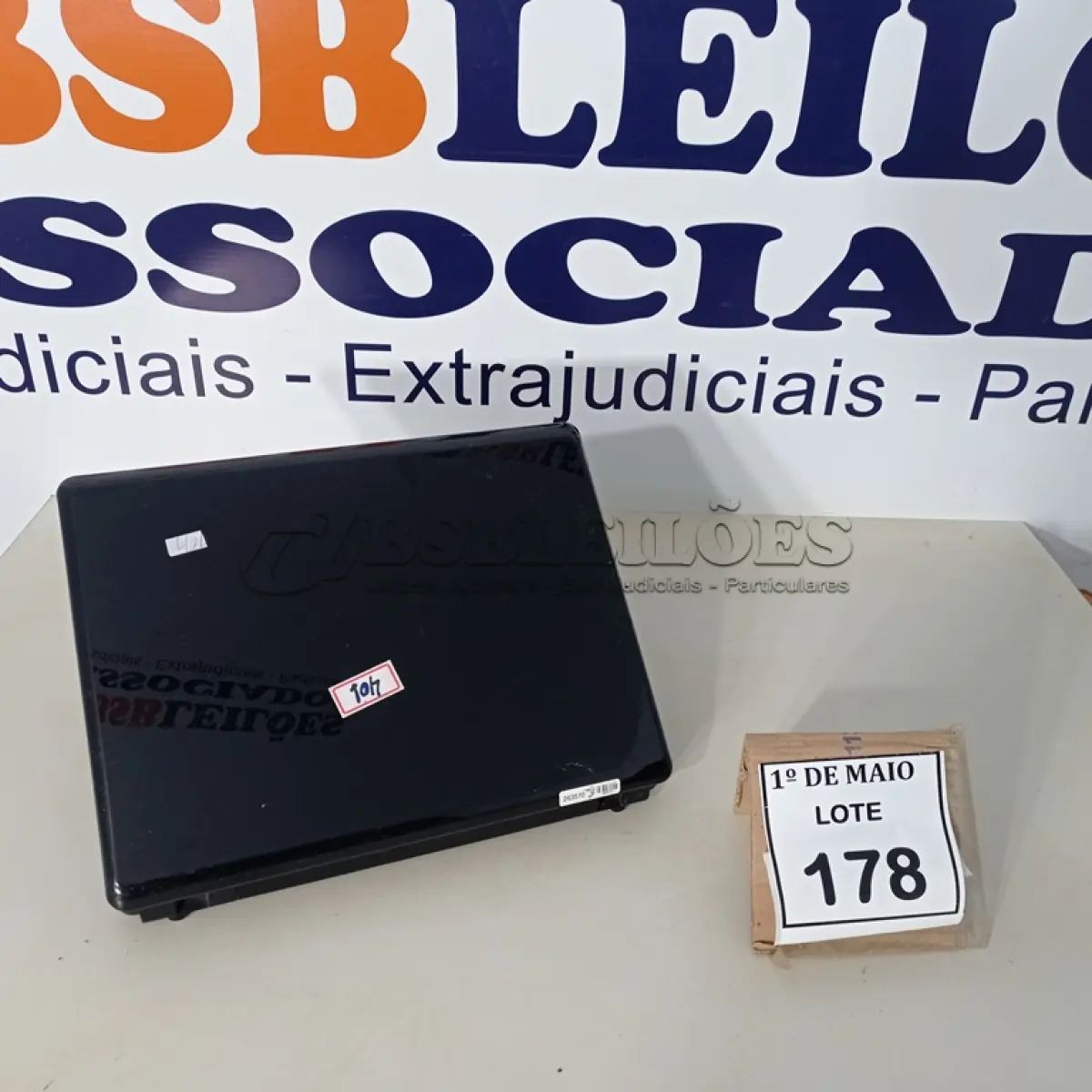 LOTE 178 - 01 NOTEBOOK SEM FONTE MARCA VECTOR.  (NO ESTADO) ATENÇÃO! FAZER A VISITAÇÃO ANTES DE ARREMATAR, NÃO SABEMOS SE FUNCIONA. LEILÃO NÃO TEM GARANTIA E NEM DEVOLUÇÃO, SUJEITO A POSSÍVEIS AVARIAS VISÍVEIS/OCULTAS E/OU AUSÊNCIA DE COMPONENTES.