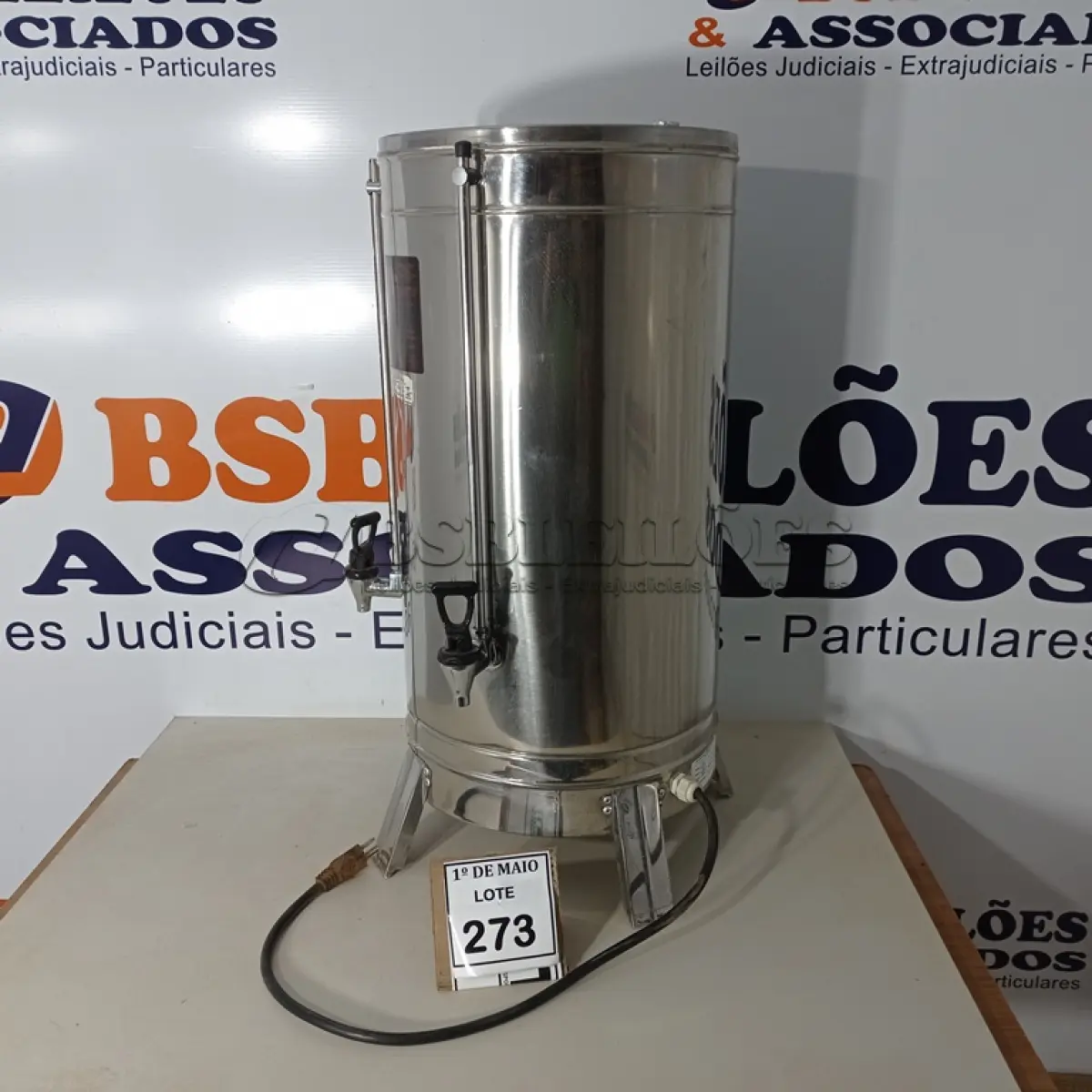LOTE 273 - 01 CAFETEIRA ELÉTRICA EM INOX. (NO ESTADO) ATENÇÃO! FAZER A VISITAÇÃO ANTES DE ARREMATAR, NÃO SABEMOS SE FUNCIONA. LEILÃO NÃO TEM GARANTIA E NEM DEVOLUÇÃO, SUJEITO A POSSÍVEIS AVARIAS VISÍVEIS/OCULTAS E/OU AUSÊNCIA DE COMPONENTES.