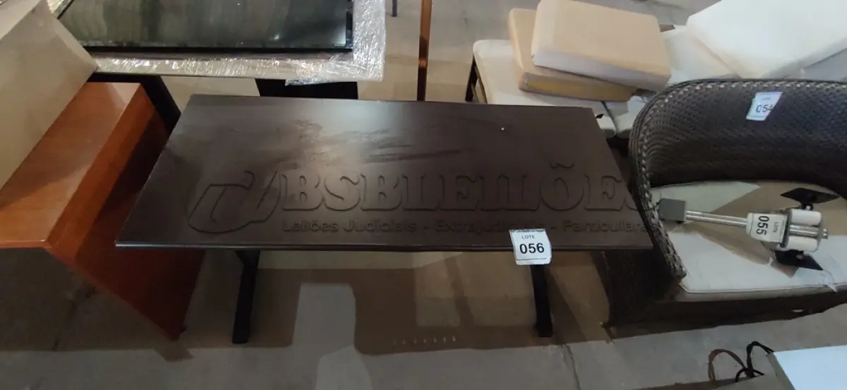 LOTE 056 - 01 MESA DE MADEIRA ESCURA DE ESCRITÓRIO.  (NO ESTADO EM QUE SE ENCONTRA. SUJEITO A AVARIAS OCULTAS/VISÍVEIS.)