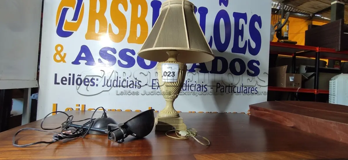 LOTE 023 - 02 ABAJURES (LAMP). (NO ESTADO EM QUE SE ENCONTRA. SUJEITO A AVARIAS OCULTAS/VISÍVEIS.) BF8713L/ AV9683X