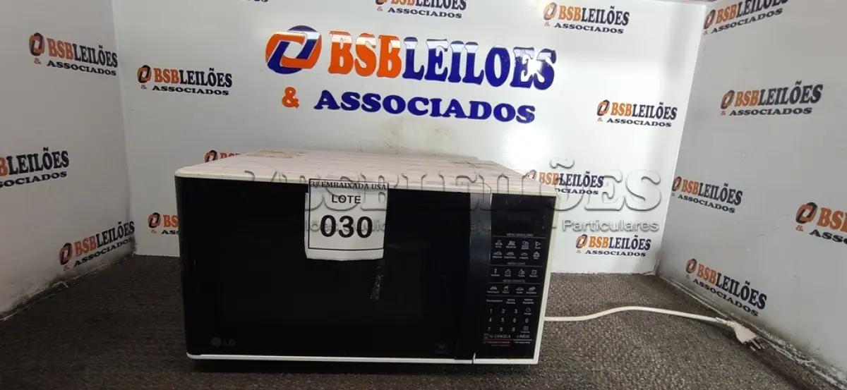 LOTE 030 - 01 MICRO-ONDAS LG 220V. (NO ESTADO EM QUE SE ENCONTRA. SUJEITO A AVARIAS OCULTAS/VISÍVEIS.) BH1501Y