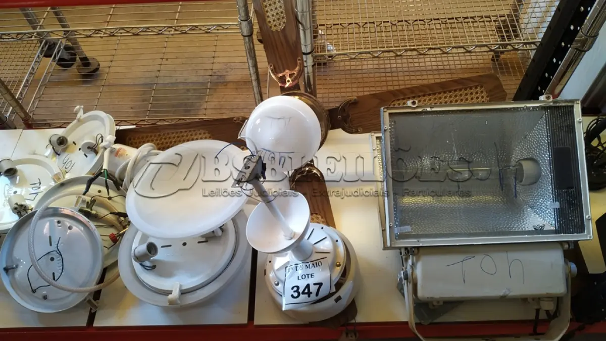 LOTE 347 - 01 LOTE COM VENTILADORES DE TETO, LUMINÁRIAS E 02 REFLETORES. (NO ESTADO) ATENÇÃO! FAZER A VISITAÇÃO ANTES DE ARREMATAR, NÃO SABEMOS SE FUNCIONA. LEILÃO NÃO TEM GARANTIA E NEM DEVOLUÇÃO, SUJEITO A POSSÍVEIS AVARIAS VISÍVEIS/OCULTAS E/OU AUSÊNCIA DE COMPONENTES.