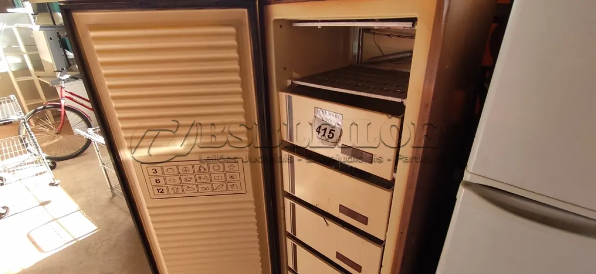 LOTE 415 - 01 FREEZER VERTICAL COM AVARIAS 220V. (NO ESTADO) ATENÇÃO! FAZER A VISITAÇÃO ANTES DE ARREMATAR, NÃO SABEMOS SE FUNCIONA. LEILÃO NÃO TEM GARANTIA E NEM DEVOLUÇÃO, SUJEITO A POSSÍVEIS AVARIAS VISÍVEIS/OCULTAS E/OU AUSÊNCIA DE COMPONENTES.