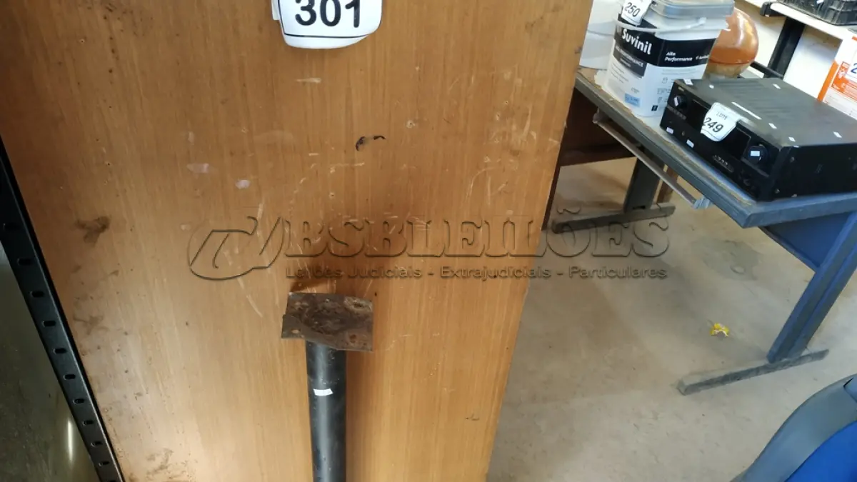 LOTE 301 - 01 MESA DE BANCADA. (NO ESTADO) ATENÇÃO! FAZER A VISITAÇÃO ANTES DE ARREMATAR, NÃO SABEMOS SE FUNCIONA. LEILÃO NÃO TEM GARANTIA E NEM DEVOLUÇÃO, SUJEITO A POSSÍVEIS AVARIAS VISÍVEIS/OCULTAS E/OU AUSÊNCIA DE COMPONENTES.