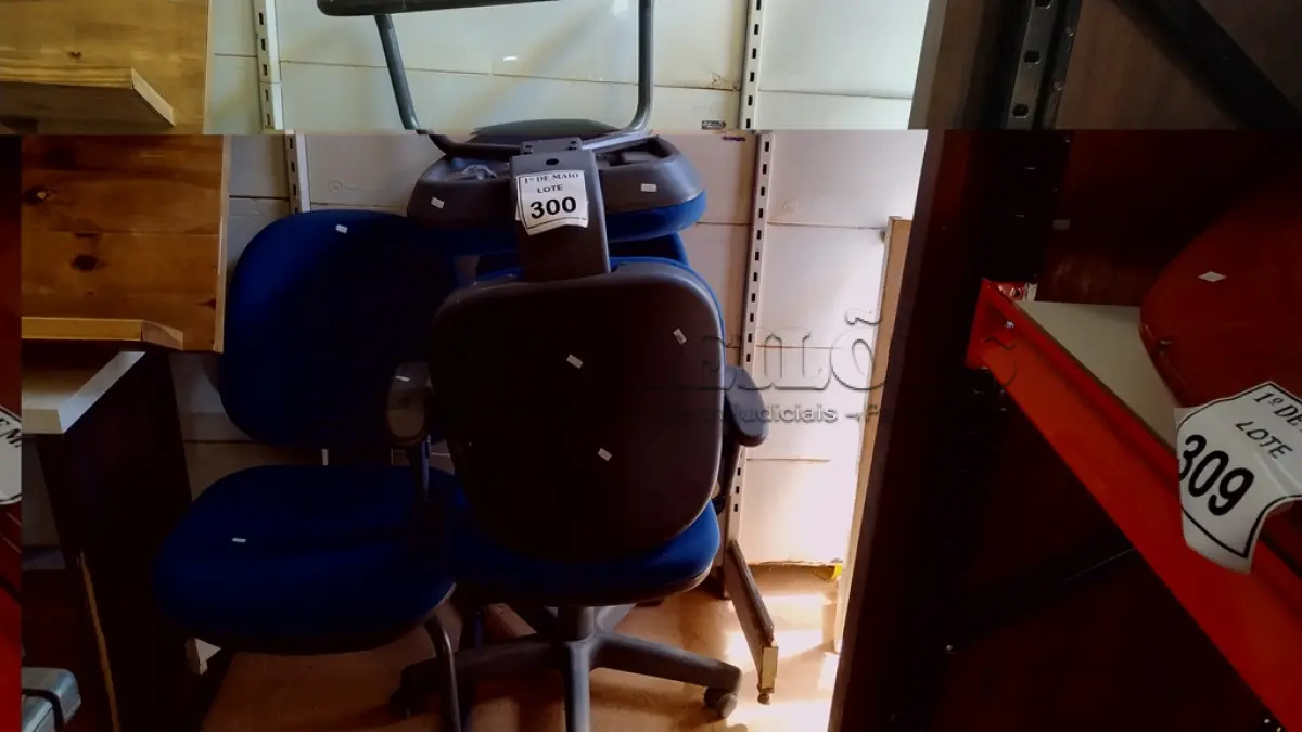 LOTE 300 - 03 CADEIRAS PARA ESCRITÓRIO SENDO 02 PÉS FIXOS E 01 GIRATÓRIA. (NO ESTADO) ATENÇÃO! FAZER A VISITAÇÃO ANTES DE ARREMATAR, NÃO SABEMOS SE FUNCIONA. LEILÃO NÃO TEM GARANTIA E NEM DEVOLUÇÃO, SUJEITO A POSSÍVEIS AVARIAS VISÍVEIS/OCULTAS E/OU AUSÊNCIA DE COMPONENTES.