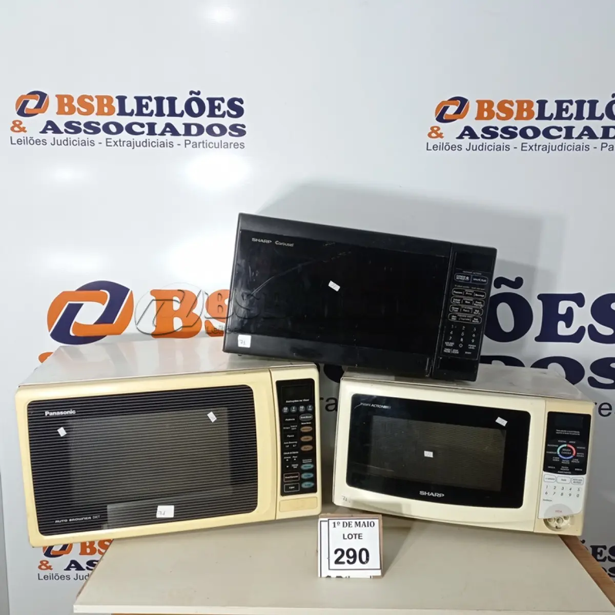 LOTE 290 - 03 MICRO-ONDAS, SENDO 02 COM PRATOS COM AVARIAS. (NO ESTADO) ATENÇÃO! FAZER A VISITAÇÃO ANTES DE ARREMATAR, NÃO SABEMOS SE FUNCIONA. LEILÃO NÃO TEM GARANTIA E NEM DEVOLUÇÃO, SUJEITO A POSSÍVEIS AVARIAS VISÍVEIS/OCULTAS E/OU AUSÊNCIA DE COMPONENTES.