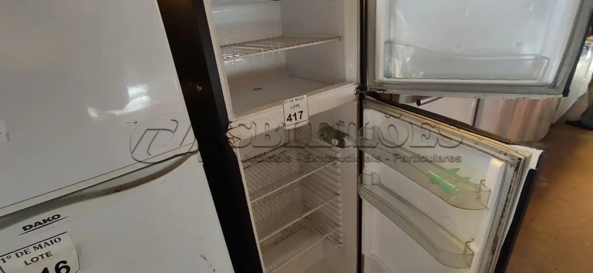 LOTE 417 - 01 GELADEIRA SEM MARCA APARENTE 220V COM AVARIAS. (NO ESTADO) ATENÇÃO! FAZER A VISITAÇÃO ANTES DE ARREMATAR, NÃO SABEMOS SE FUNCIONA. LEILÃO NÃO TEM GARANTIA E NEM DEVOLUÇÃO, SUJEITO A POSSÍVEIS AVARIAS VISÍVEIS/OCULTAS E/OU AUSÊNCIA DE COMPONENTES.