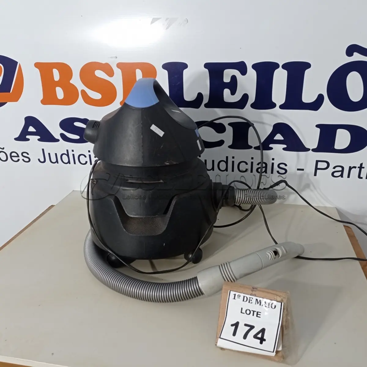 LOTE 174 - 01 ASPIRADOR DE PÓ MARCA ELECTROLUX. (NO ESTADO) ATENÇÃO! FAZER A VISITAÇÃO ANTES DE ARREMATAR, NÃO SABEMOS SE FUNCIONA. LEILÃO NÃO TEM GARANTIA E NEM DEVOLUÇÃO, SUJEITO A POSSÍVEIS AVARIAS VISÍVEIS/OCULTAS E/OU AUSÊNCIA DE COMPONENTES.