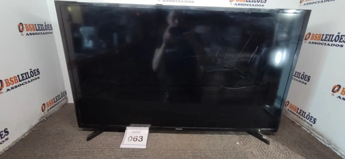 LOTE 063 - 01 TELEVISÃO SAMSUNG 40” UN40J5200AG (NO ESTADO EM QUE SE ENCONTRA. SUJEITO A AVARIAS OCULTAS/VISÍVEIS.) AV9410Y