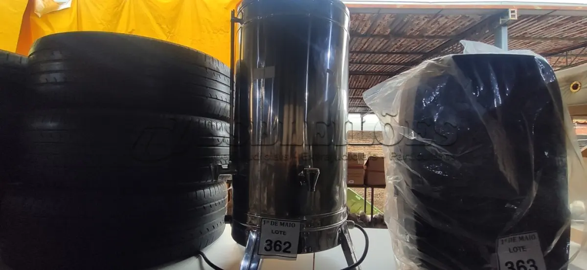 LOTE 362 - 01 CAFETEIRA INDUSTRIAL EM INOX.  (NO ESTADO) ATENÇÃO! FAZER A VISITAÇÃO ANTES DE ARREMATAR, NÃO SABEMOS SE FUNCIONA. LEILÃO NÃO TEM GARANTIA E NEM DEVOLUÇÃO, SUJEITO A POSSÍVEIS AVARIAS VISÍVEIS/OCULTAS E/OU AUSÊNCIA DE COMPONENTES.