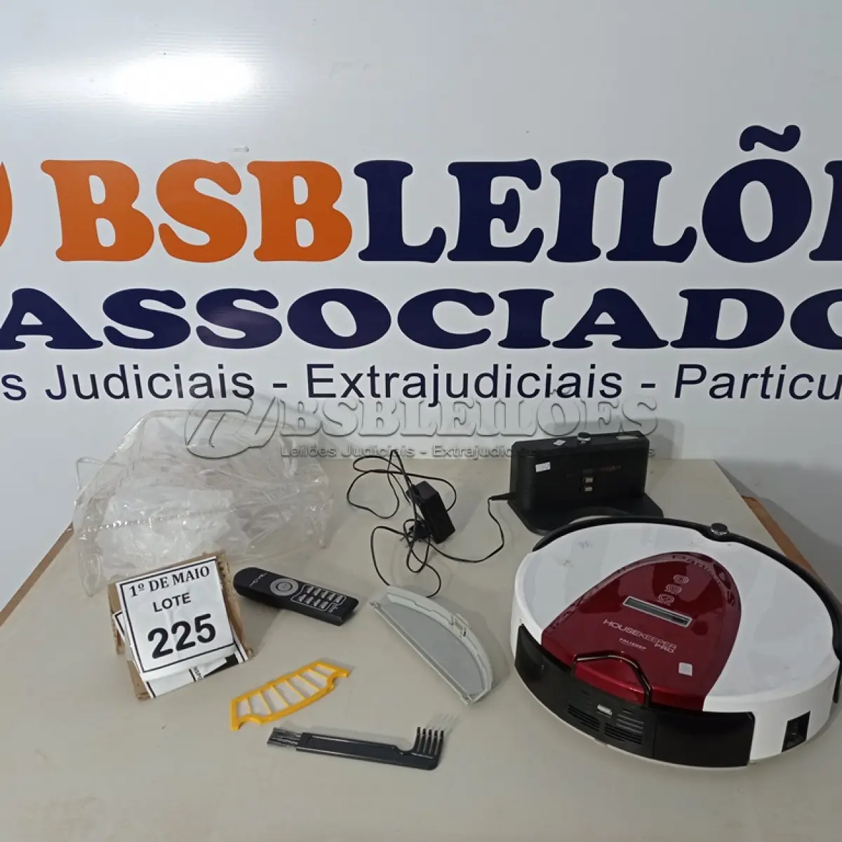 LOTE 225 - 01 ASPIRADOR ROBÔ MODELO A330 HOUSEKEEPPER PRO POLISHOP. (NO ESTADO) ATENÇÃO! FAZER A VISITAÇÃO ANTES DE ARREMATAR, NÃO SABEMOS SE FUNCIONA. LEILÃO NÃO TEM GARANTIA E NEM DEVOLUÇÃO, SUJEITO A POSSÍVEIS AVARIAS VISÍVEIS/OCULTAS E/OU AUSÊNCIA DE COMPONENTES.