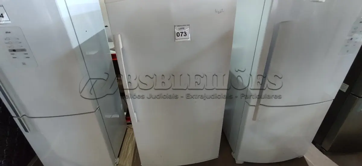 LOTE 073 - 01 REFRIGERATOR FREZER VERTICAL 110V. (NO ESTADO EM QUE SE ENCONTRA. SUJEITO A AVARIAS OCULTAS/VISÍVEIS.) AV9918K