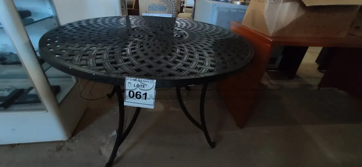 LOTE 061 - 01 MESA DE JARDIM. (NO ESTADO EM QUE SE ENCONTRA. SUJEITO A AVARIAS OCULTAS/VISÍVEIS.) BH1670H