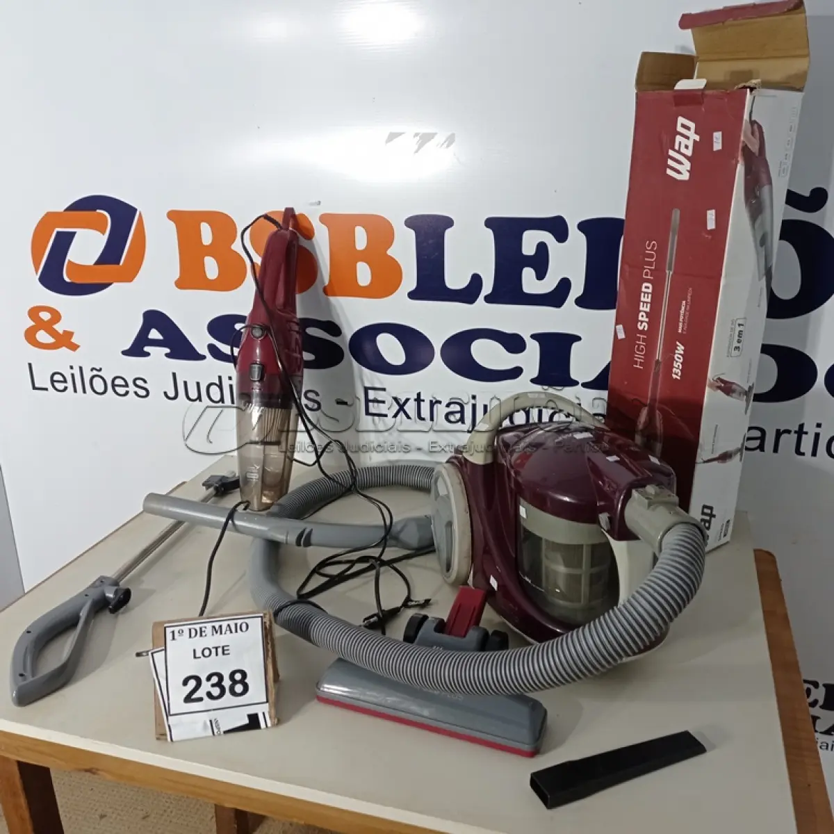 LOTE 238 - 02 ASPIRADORES DE PÓ. (NO ESTADO) ATENÇÃO! FAZER A VISITAÇÃO ANTES DE ARREMATAR, NÃO SABEMOS SE FUNCIONA. LEILÃO NÃO TEM GARANTIA E NEM DEVOLUÇÃO, SUJEITO A POSSÍVEIS AVARIAS VISÍVEIS/OCULTAS E/OU AUSÊNCIA DE COMPONENTES.