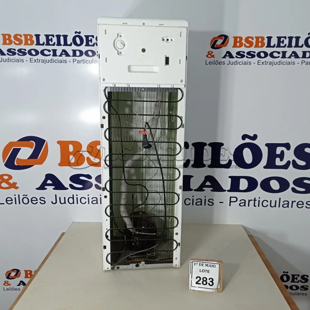 LOTE 283 - 01 BEBEDOURO PARA GARRAFÃO. (NO ESTADO) ATENÇÃO! FAZER A VISITAÇÃO ANTES DE ARREMATAR, NÃO SABEMOS SE FUNCIONA. LEILÃO NÃO TEM GARANTIA E NEM DEVOLUÇÃO, SUJEITO A POSSÍVEIS AVARIAS VISÍVEIS/OCULTAS E/OU AUSÊNCIA DE COMPONENTES.