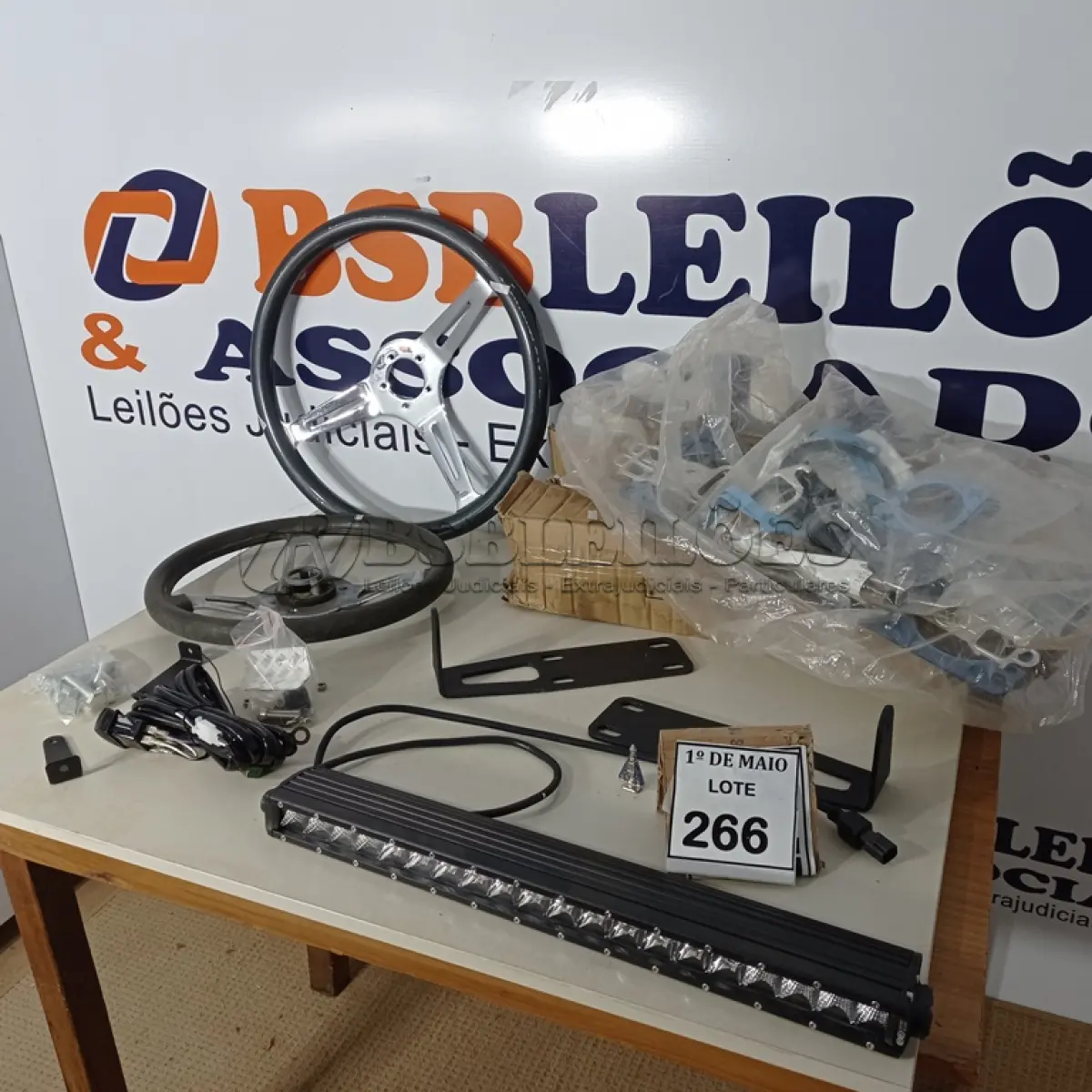 LOTE 266 - 01 BARRA DE LED 20 DODGE RAM 2500 E 01 LOTE COM JUNTA DE MOTOR DODGE V8 FELPRO3/8 E VOLANTE ESPORTIVOS.  (NO ESTADO) ATENÇÃO! FAZER A VISITAÇÃO ANTES DE ARREMATAR, NÃO SABEMOS SE FUNCIONA. LEILÃO NÃO TEM GARANTIA E NEM DEVOLUÇÃO, SUJEITO A POSSÍVEIS AVARIAS VISÍVEIS/OCULTAS E/OU AUSÊNCIA DE COMPONENTES.