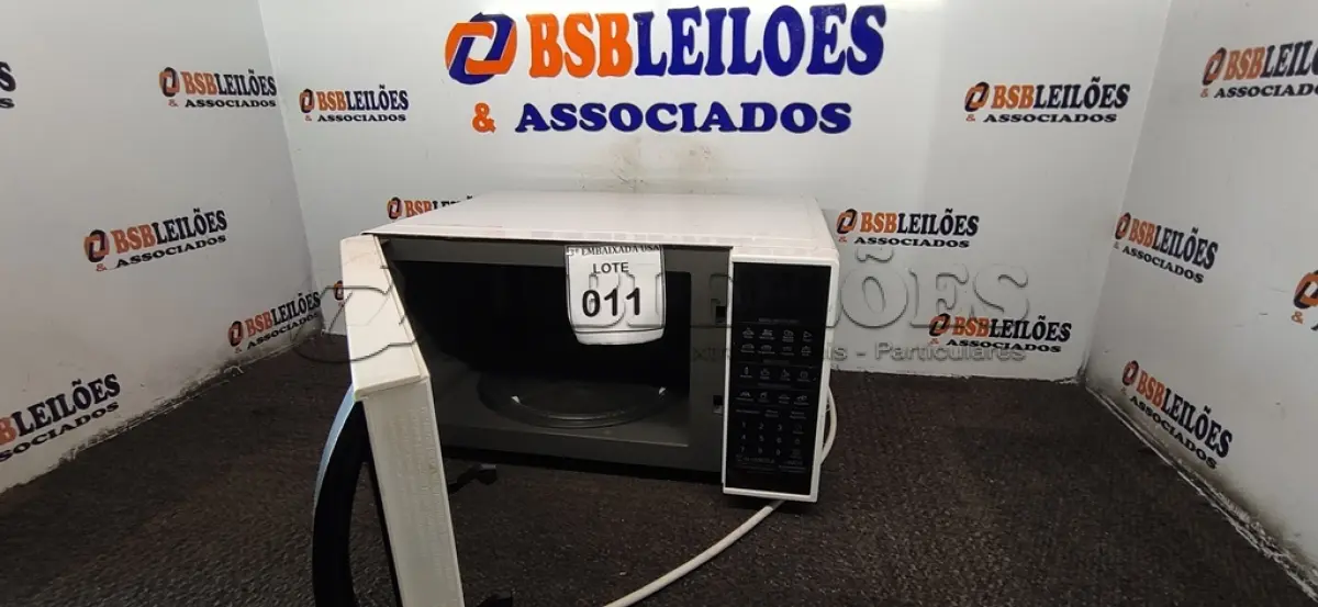 LOTE 011 - 01 MICRO-ONDAS LG 127V (MICROWAVE). (NO ESTADO EM QUE SE ENCONTRA. SUJEITO A AVARIAS OCULTAS/VISÍVEIS.) BF8671F