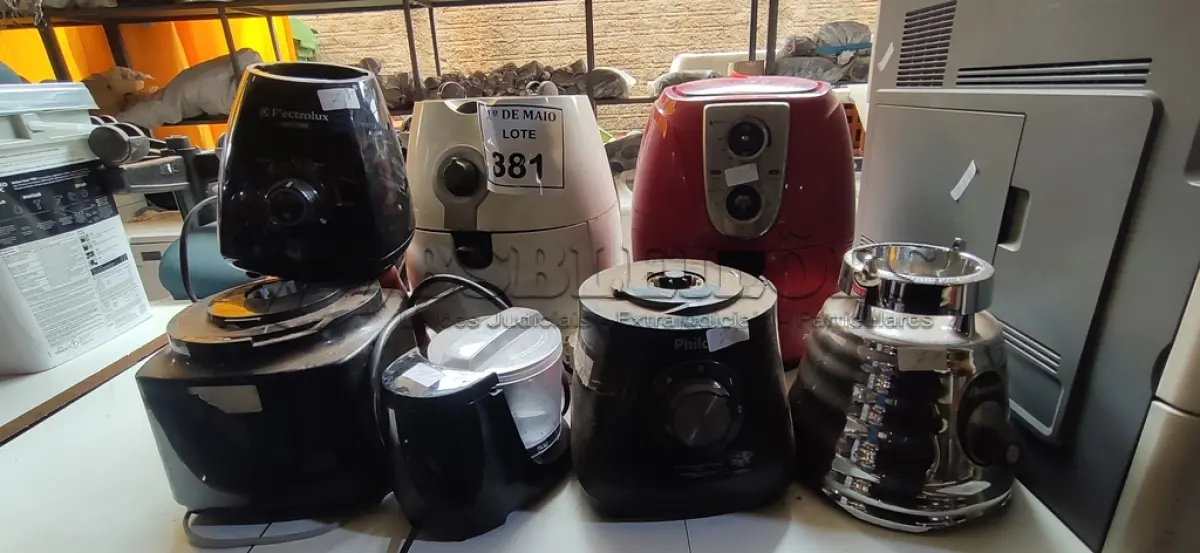 LOTE 381 - 05 BASES DE LIQUIDIFICADORES, 02 AIR FRYER E 01 PROCESSADOR COM AVARIAS. (NO ESTADO) ATENÇÃO! FAZER A VISITAÇÃO ANTES DE ARREMATAR, NÃO SABEMOS SE FUNCIONA. LEILÃO NÃO TEM GARANTIA E NEM DEVOLUÇÃO, SUJEITO A POSSÍVEIS AVARIAS VISÍVEIS/OCULTAS E/OU AUSÊNCIA DE COMPONENTES.