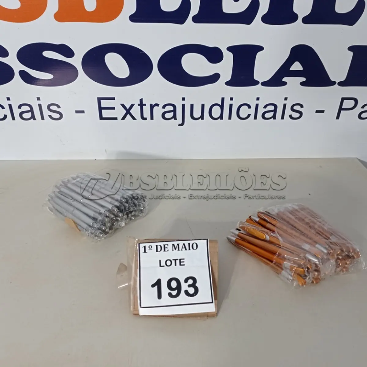 LOTE 193 - 100 CANETAS PARA BRINDE. (NO ESTADO) ATENÇÃO! FAZER A VISITAÇÃO ANTES DE ARREMATAR, NÃO SABEMOS SE FUNCIONA. LEILÃO NÃO TEM GARANTIA E NEM DEVOLUÇÃO, SUJEITO A POSSÍVEIS AVARIAS VISÍVEIS/OCULTAS E/OU AUSÊNCIA DE COMPONENTES.