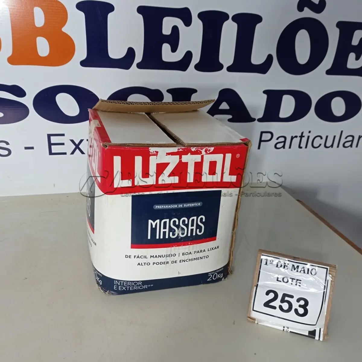 LOTE 253 - 01 CAIXA COM MASSA CORRIDA 20KG MARCA LUZTOL. (NO ESTADO) ATENÇÃO! FAZER A VISITAÇÃO ANTES DE ARREMATAR, NÃO SABEMOS SE FUNCIONA. LEILÃO NÃO TEM GARANTIA E NEM DEVOLUÇÃO, SUJEITO A POSSÍVEIS AVARIAS VISÍVEIS/OCULTAS E/OU AUSÊNCIA DE COMPONENTES.