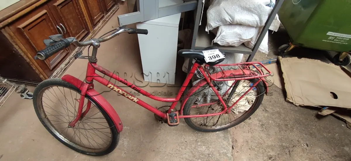 LOTE 398 - 01 BICICLETA NA COR VERMELHA MONARK. (NO ESTADO) ATENÇÃO! FAZER A VISITAÇÃO ANTES DE ARREMATAR, NÃO SABEMOS SE FUNCIONA. LEILÃO NÃO TEM GARANTIA E NEM DEVOLUÇÃO, SUJEITO A POSSÍVEIS AVARIAS VISÍVEIS/OCULTAS E/OU AUSÊNCIA DE COMPONENTES.