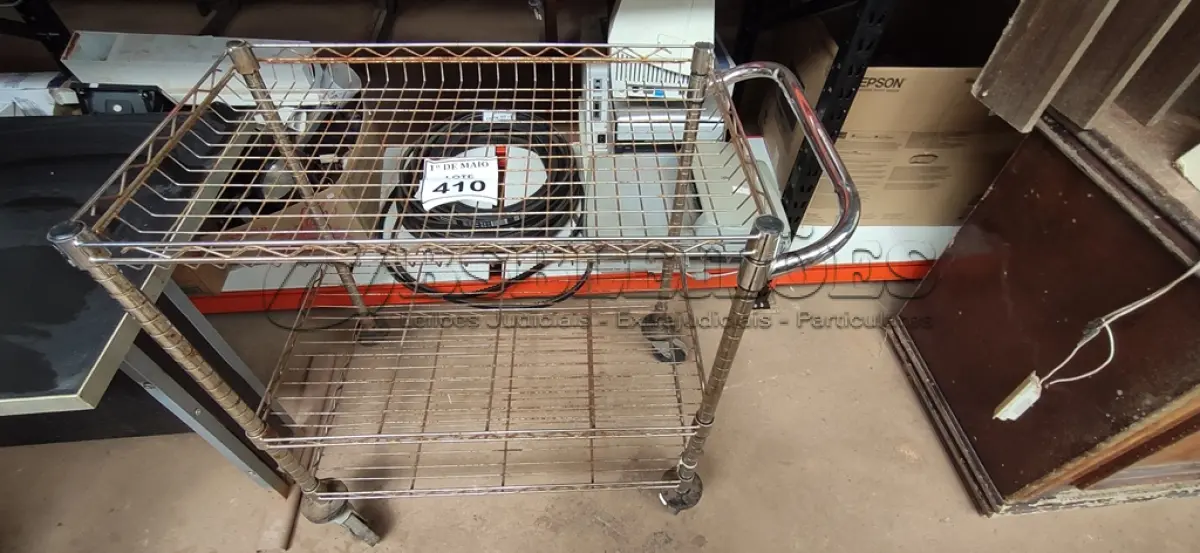LOTE 410 - 01 CARRINHO PARA TRANSPORTE 03 BANDEJAS. (NO ESTADO) ATENÇÃO! FAZER A VISITAÇÃO ANTES DE ARREMATAR, NÃO SABEMOS SE FUNCIONA. LEILÃO NÃO TEM GARANTIA E NEM DEVOLUÇÃO, SUJEITO A POSSÍVEIS AVARIAS VISÍVEIS/OCULTAS E/OU AUSÊNCIA DE COMPONENTES.