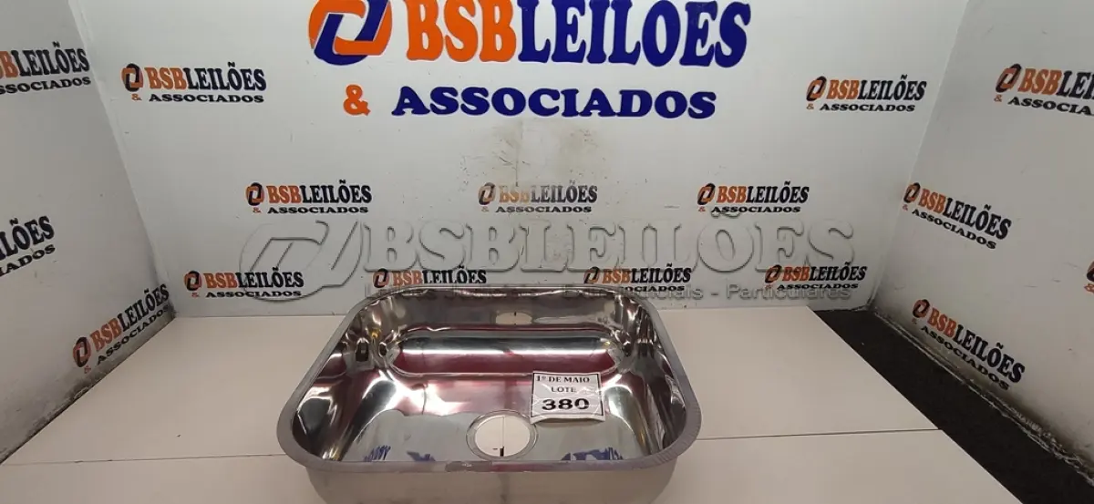 LOTE 380 - 01 CUBA EM AÇO INOX QUADRADO. (NOVO) (NO ESTADO) ATENÇÃO! FAZER A VISITAÇÃO ANTES DE ARREMATAR, NÃO SABEMOS SE FUNCIONA. LEILÃO NÃO TEM GARANTIA E NEM DEVOLUÇÃO, SUJEITO A POSSÍVEIS AVARIAS VISÍVEIS/OCULTAS E/OU AUSÊNCIA DE COMPONENTES.