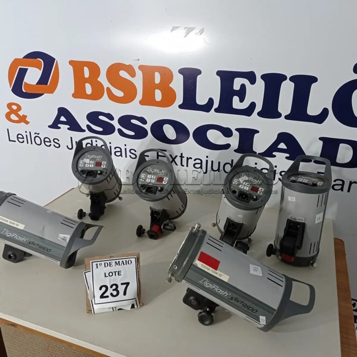 LOTE 237 - 06 DIGIFLASH PROFISSIONAL.  (NO ESTADO) ATENÇÃO! FAZER A VISITAÇÃO ANTES DE ARREMATAR, NÃO SABEMOS SE FUNCIONA. LEILÃO NÃO TEM GARANTIA E NEM DEVOLUÇÃO, SUJEITO A POSSÍVEIS AVARIAS VISÍVEIS/OCULTAS E/OU AUSÊNCIA DE COMPONENTES.