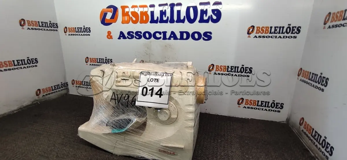 LOTE 014 - 01 MÁQUINA DE COSTURA (SEWING MACHINE). (NO ESTADO EM QUE SE ENCONTRA. SUJEITO A AVARIAS OCULTAS/VISÍVEIS.) AV9676S