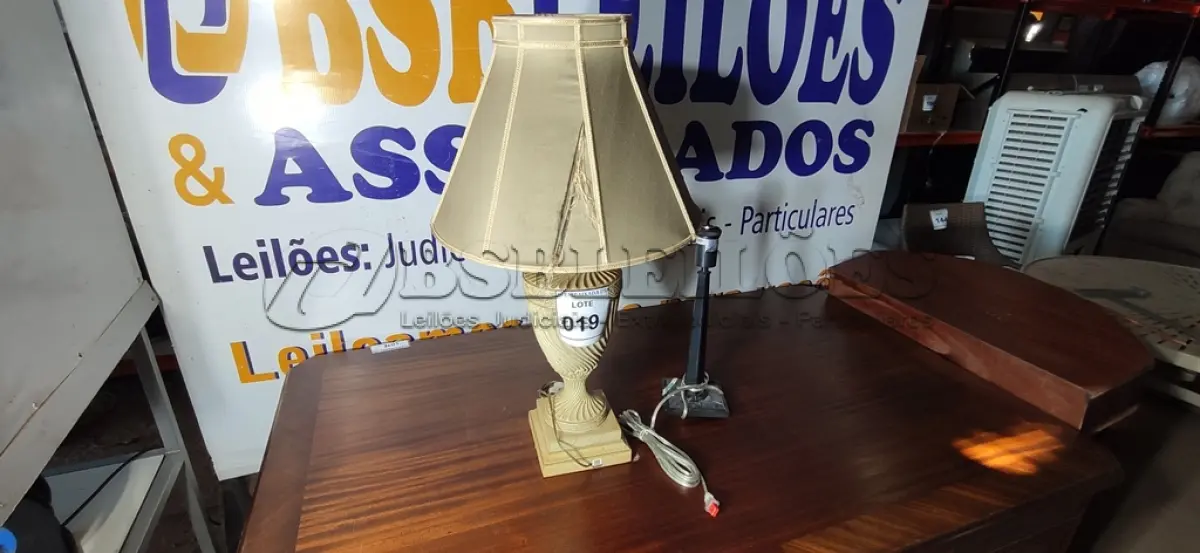 LOTE 019 - 02 ABAJURES (LAMP). (NO ESTADO EM QUE SE ENCONTRA. SUJEITO A AVARIAS OCULTAS/VISÍVEIS.) BF8713M/ AV9805F