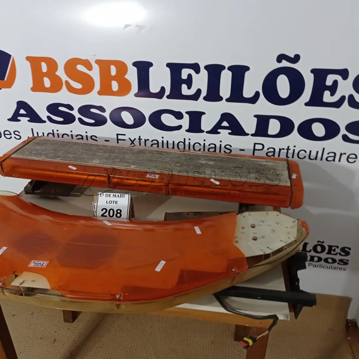 LOTE 208 - 02 SIRENES VEICULAR COM AVARIAS. (NO ESTADO) ATENÇÃO! FAZER A VISITAÇÃO ANTES DE ARREMATAR, NÃO SABEMOS SE FUNCIONA. LEILÃO NÃO TEM GARANTIA E NEM DEVOLUÇÃO, SUJEITO A POSSÍVEIS AVARIAS VISÍVEIS/OCULTAS E/OU AUSÊNCIA DE COMPONENTES.
