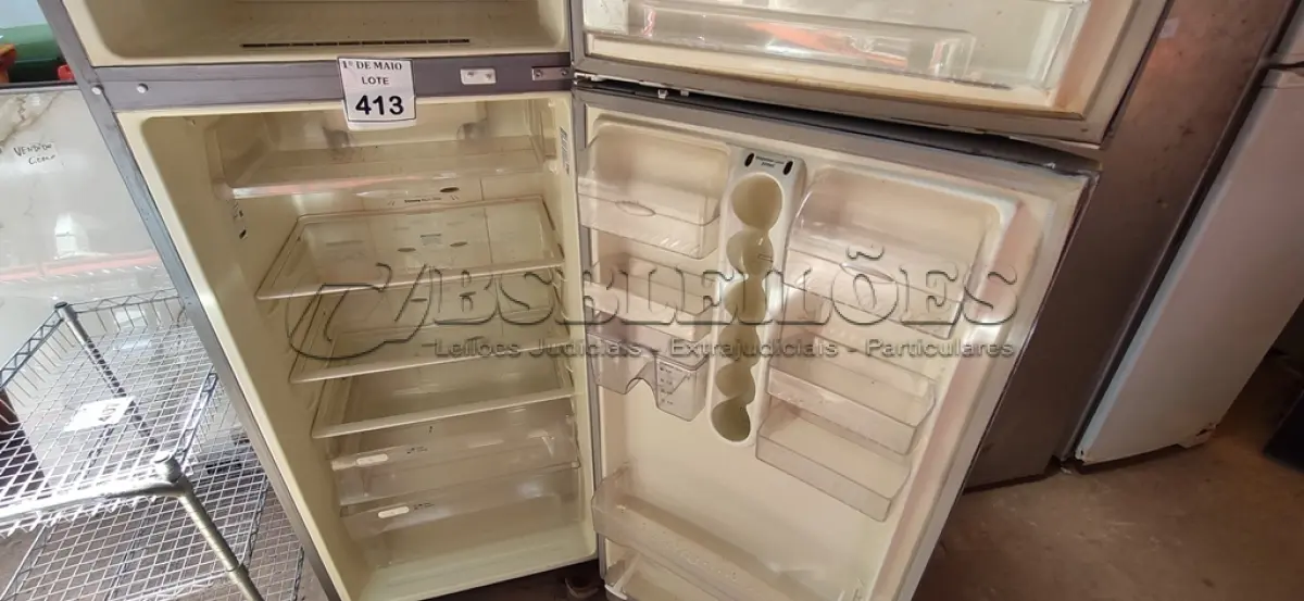 LOTE 413 - 01 GELADEIRA MARCA ELECTROLUX 220V COM AVARIAS. (NO ESTADO) ATENÇÃO! FAZER A VISITAÇÃO ANTES DE ARREMATAR, NÃO SABEMOS SE FUNCIONA. LEILÃO NÃO TEM GARANTIA E NEM DEVOLUÇÃO, SUJEITO A POSSÍVEIS AVARIAS VISÍVEIS/OCULTAS E/OU AUSÊNCIA DE COMPONENTES.