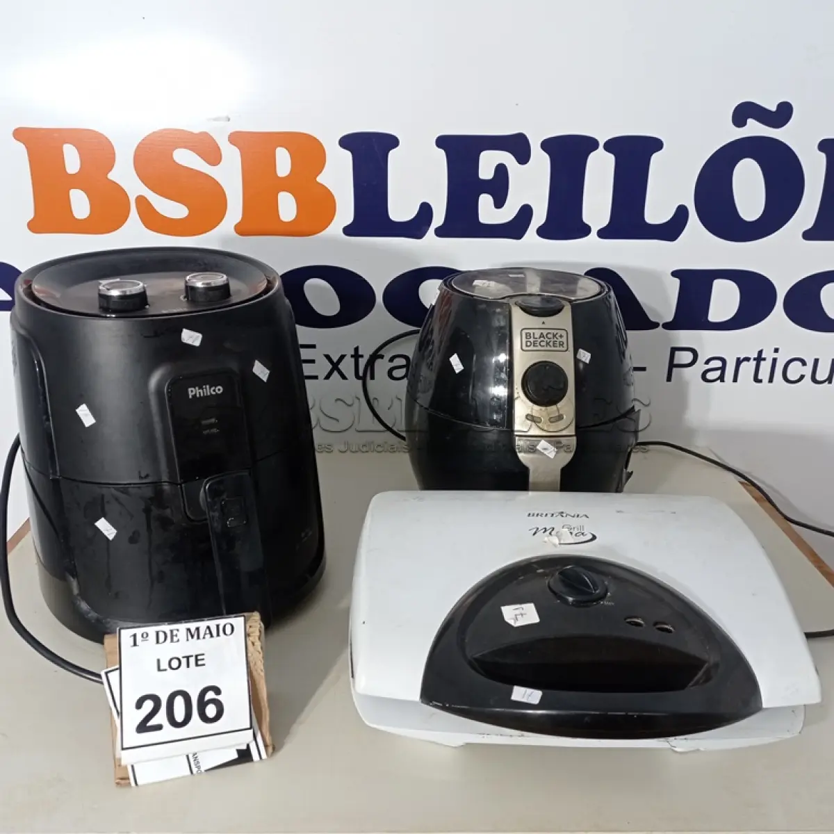 LOTE 206 - 02 AIR FRYER, SENDO 01 110V E 01 GRILL MARCA BRITÂNIA 220V. (NO ESTADO) ATENÇÃO! FAZER A VISITAÇÃO ANTES DE ARREMATAR, NÃO SABEMOS SE FUNCIONA. LEILÃO NÃO TEM GARANTIA E NEM DEVOLUÇÃO, SUJEITO A POSSÍVEIS AVARIAS VISÍVEIS/OCULTAS E/OU AUSÊNCIA DE COMPONENTES.
