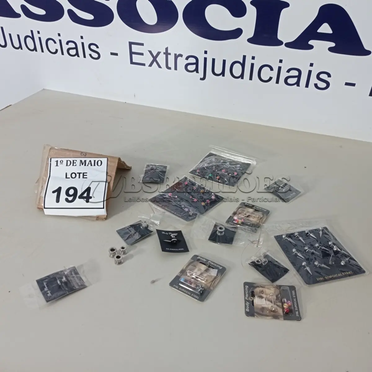 LOTE 194 - 01 LOTE COM PIRCING DIVERSOS.  (NO ESTADO) ATENÇÃO! FAZER A VISITAÇÃO ANTES DE ARREMATAR, NÃO SABEMOS SE FUNCIONA. LEILÃO NÃO TEM GARANTIA E NEM DEVOLUÇÃO, SUJEITO A POSSÍVEIS AVARIAS VISÍVEIS/OCULTAS E/OU AUSÊNCIA DE COMPONENTES.