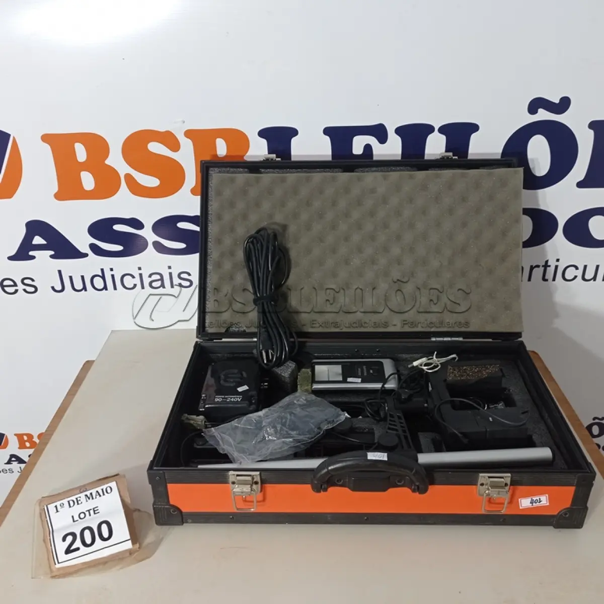 LOTE 200 - 01 CASE COM APARELHOS PARA FOTOGRAFIA. (NO ESTADO) ATENÇÃO! FAZER A VISITAÇÃO ANTES DE ARREMATAR, NÃO SABEMOS SE FUNCIONA. LEILÃO NÃO TEM GARANTIA E NEM DEVOLUÇÃO, SUJEITO A POSSÍVEIS AVARIAS VISÍVEIS/OCULTAS E/OU AUSÊNCIA DE COMPONENTES.