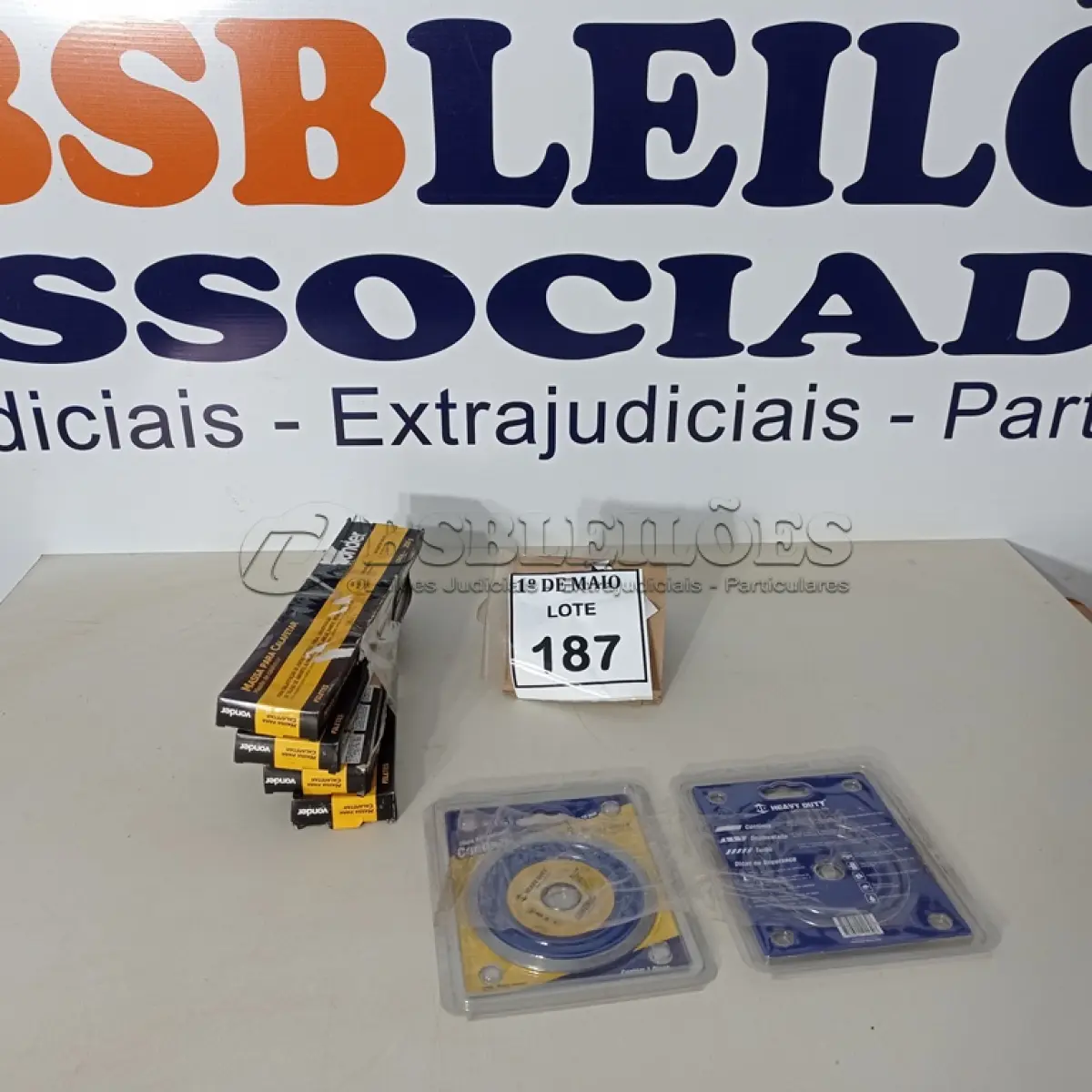 LOTE 187 - 02 DISCOS DIAMANTADO CONTÍNUO E 04 MASSAS P/CALAFETAR MARCA VONDER. (NOVO) (NO ESTADO) ATENÇÃO! FAZER A VISITAÇÃO ANTES DE ARREMATAR, NÃO SABEMOS SE FUNCIONA. LEILÃO NÃO TEM GARANTIA E NEM DEVOLUÇÃO, SUJEITO A POSSÍVEIS AVARIAS VISÍVEIS/OCULTAS E/OU AUSÊNCIA DE COMPONENTES.
