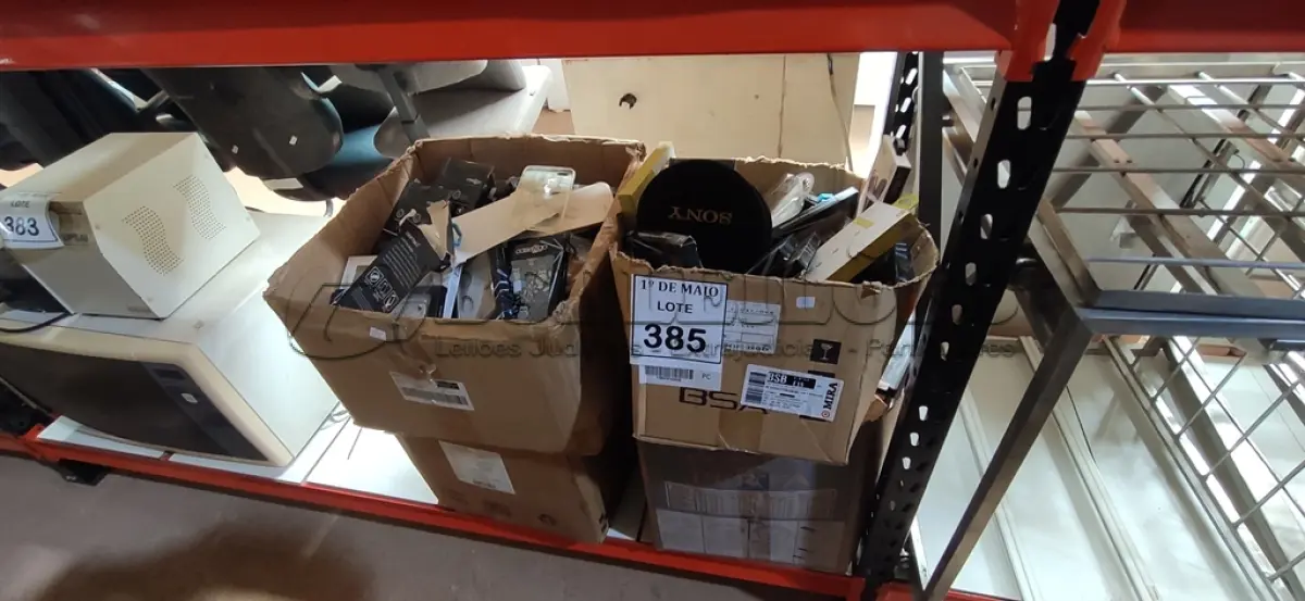 LOTE 385 - 01 LOTE C/ DIVERSAS CAPAS PARA CELULARES E CDS VARIADOS. (NO ESTADO) ATENÇÃO! FAZER A VISITAÇÃO ANTES DE ARREMATAR, NÃO SABEMOS SE FUNCIONA. LEILÃO NÃO TEM GARANTIA E NEM DEVOLUÇÃO, SUJEITO A POSSÍVEIS AVARIAS VISÍVEIS/OCULTAS E/OU AUSÊNCIA DE COMPONENTES.