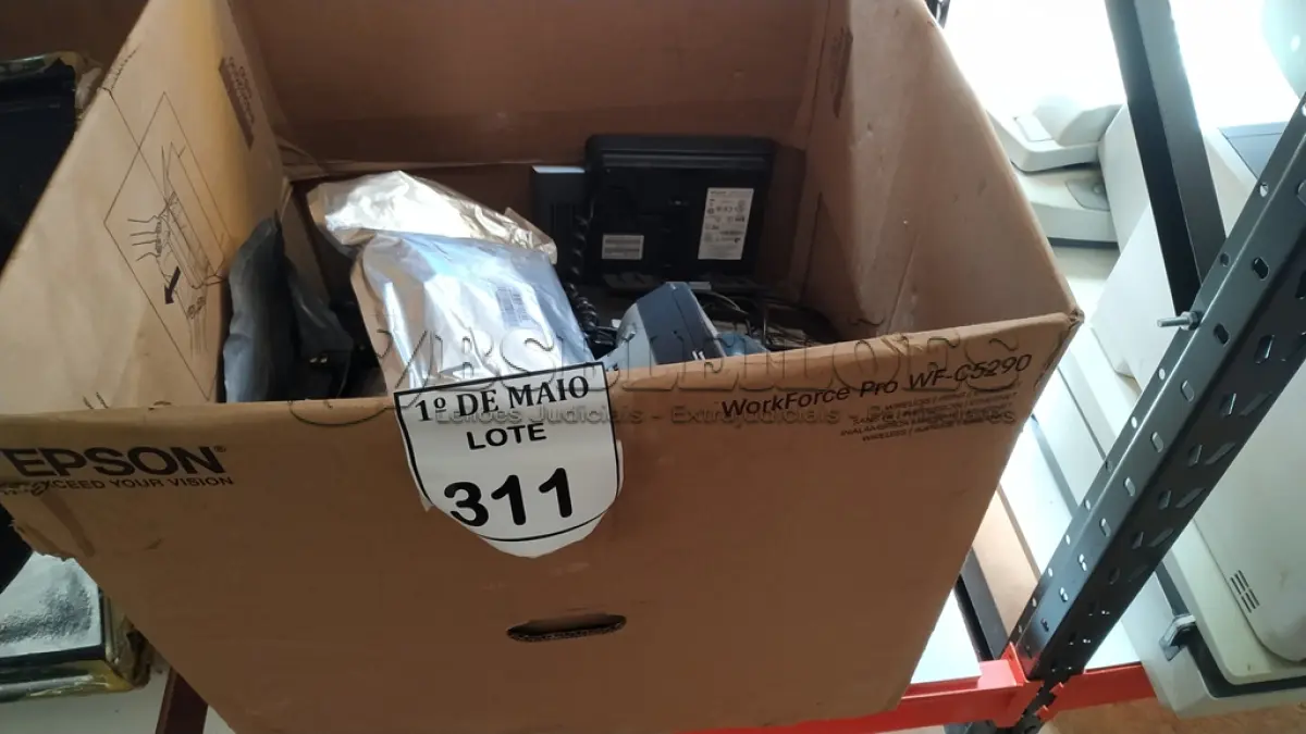 LOTE 311 - 01 CAIXA COM ELETRÔNICOS DIVERSOS E ÓCULOS 3D SONY. (NO ESTADO) ATENÇÃO! FAZER A VISITAÇÃO ANTES DE ARREMATAR, NÃO SABEMOS SE FUNCIONA. LEILÃO NÃO TEM GARANTIA E NEM DEVOLUÇÃO, SUJEITO A POSSÍVEIS AVARIAS VISÍVEIS/OCULTAS E/OU AUSÊNCIA DE COMPONENTES.