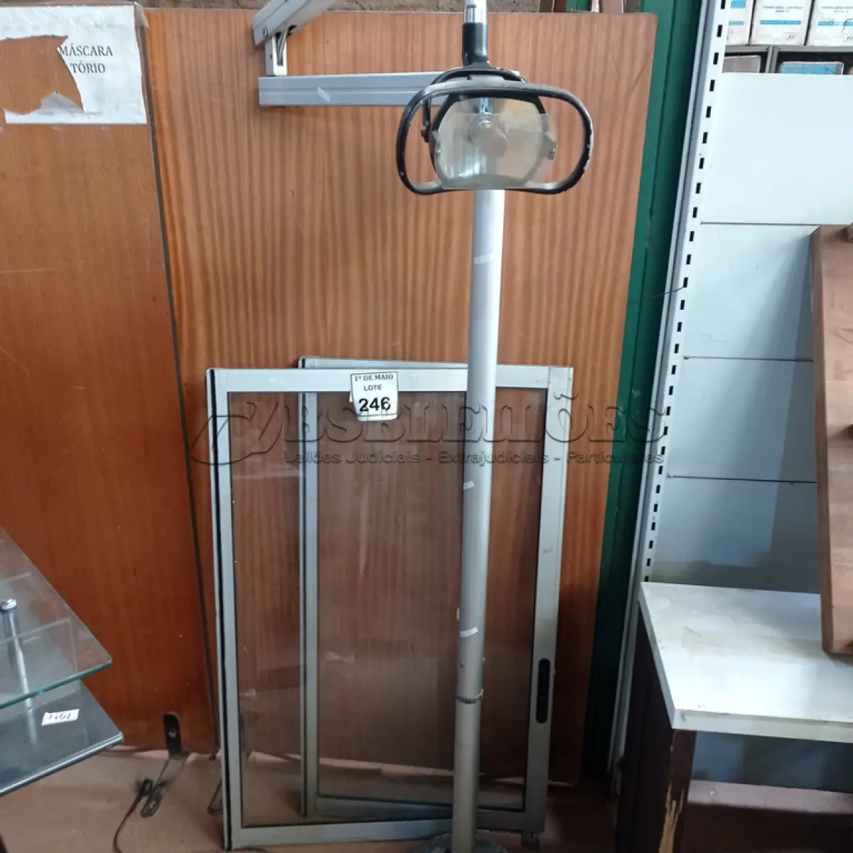 LOTE 246 - 01 CABEÇOTE REFLETOR PARA CADEIRA ODONTOLÓGICA E 02 VIDROS AVULSOS. (NO ESTADO) ATENÇÃO! FAZER A VISITAÇÃO ANTES DE ARREMATAR, NÃO SABEMOS SE FUNCIONA. LEILÃO NÃO TEM GARANTIA E NEM DEVOLUÇÃO, SUJEITO A POSSÍVEIS AVARIAS VISÍVEIS/OCULTAS E/OU AUSÊNCIA DE COMPONENTES.