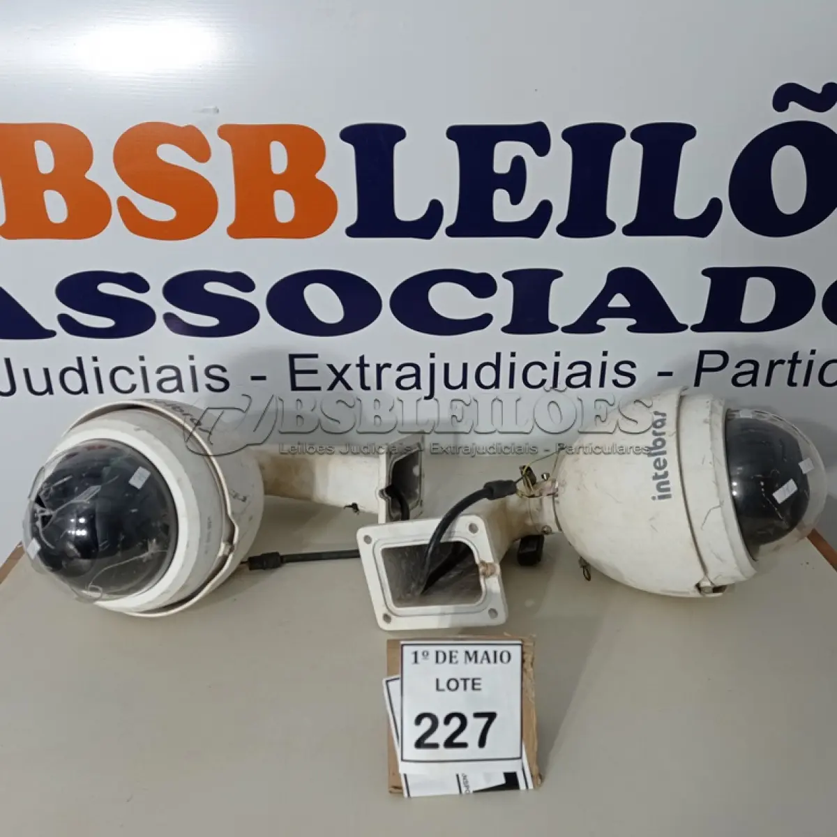 LOTE 227 - 02 CÂMERAS DOME MARCA INTELBRAS. (NO ESTADO) ATENÇÃO! FAZER A VISITAÇÃO ANTES DE ARREMATAR, NÃO SABEMOS SE FUNCIONA. LEILÃO NÃO TEM GARANTIA E NEM DEVOLUÇÃO, SUJEITO A POSSÍVEIS AVARIAS VISÍVEIS/OCULTAS E/OU AUSÊNCIA DE COMPONENTES.