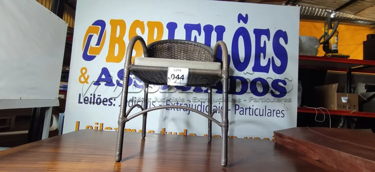 LOTE 044 - 01 CADEIRA JARDIM.  (NO ESTADO EM QUE SE ENCONTRA. SUJEITO A AVARIAS OCULTAS/VISÍVEIS.) AV9938C
