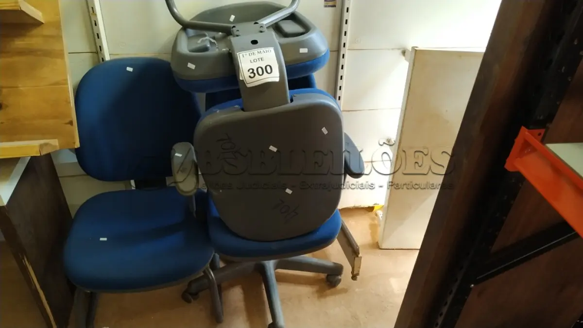 LOTE 300 - 03 CADEIRAS PARA ESCRITÓRIO SENDO 02 PÉS FIXOS E 01 GIRATÓRIA. (NO ESTADO) ATENÇÃO! FAZER A VISITAÇÃO ANTES DE ARREMATAR, NÃO SABEMOS SE FUNCIONA. LEILÃO NÃO TEM GARANTIA E NEM DEVOLUÇÃO, SUJEITO A POSSÍVEIS AVARIAS VISÍVEIS/OCULTAS E/OU AUSÊNCIA DE COMPONENTES.