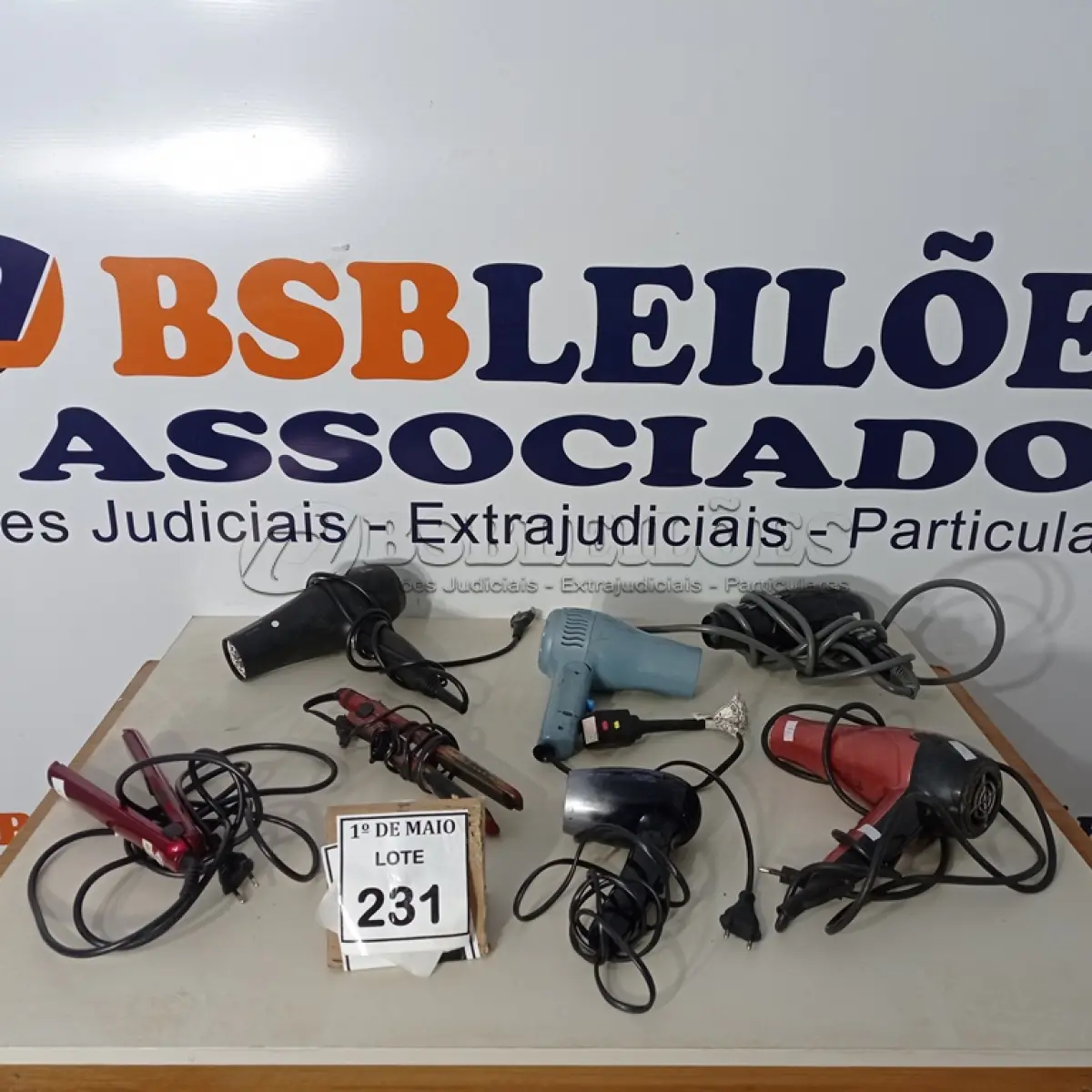 LOTE 231 - 05 SECADORES DE CABELO E 02 CHAPINHAS. (NO ESTADO) ATENÇÃO! FAZER A VISITAÇÃO ANTES DE ARREMATAR, NÃO SABEMOS SE FUNCIONA. LEILÃO NÃO TEM GARANTIA E NEM DEVOLUÇÃO, SUJEITO A POSSÍVEIS AVARIAS VISÍVEIS/OCULTAS E/OU AUSÊNCIA DE COMPONENTES.