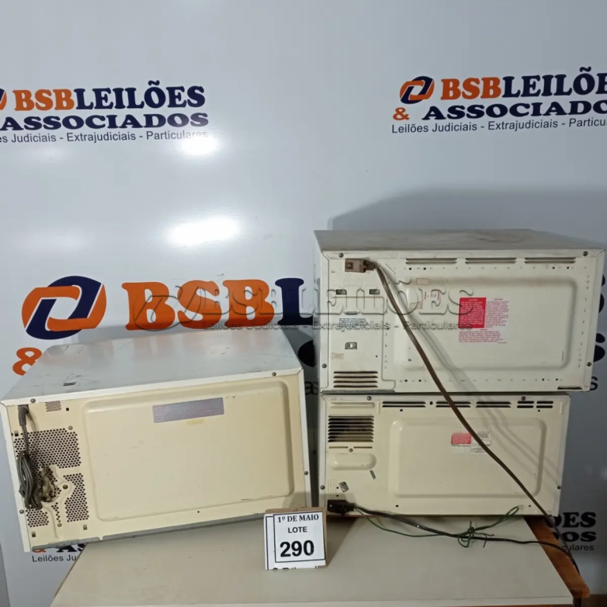 LOTE 290 - 03 MICRO-ONDAS, SENDO 02 COM PRATOS COM AVARIAS. (NO ESTADO) ATENÇÃO! FAZER A VISITAÇÃO ANTES DE ARREMATAR, NÃO SABEMOS SE FUNCIONA. LEILÃO NÃO TEM GARANTIA E NEM DEVOLUÇÃO, SUJEITO A POSSÍVEIS AVARIAS VISÍVEIS/OCULTAS E/OU AUSÊNCIA DE COMPONENTES.