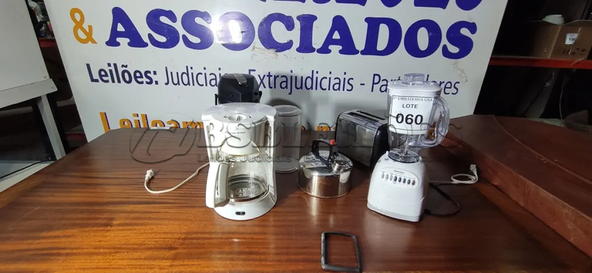 LOTE 060 - 01 LOTE COM LIQUIDIFICADOR, TORRADEIRA, CHALEIRA E CAFETEIRA. (NO ESTADO EM QUE SE ENCONTRA. SUJEITO A AVARIAS OCULTAS/VISÍVEIS.)  
