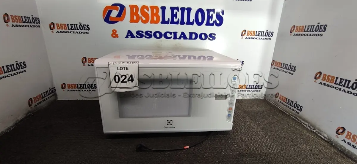 LOTE 024 - 01 MICRO-ONDAS (MICROWAVE) ELECTROLUX 220V. (NO ESTADO EM QUE SE ENCONTRA. SUJEITO A AVARIAS OCULTAS/VISÍVEIS.) BF8508E