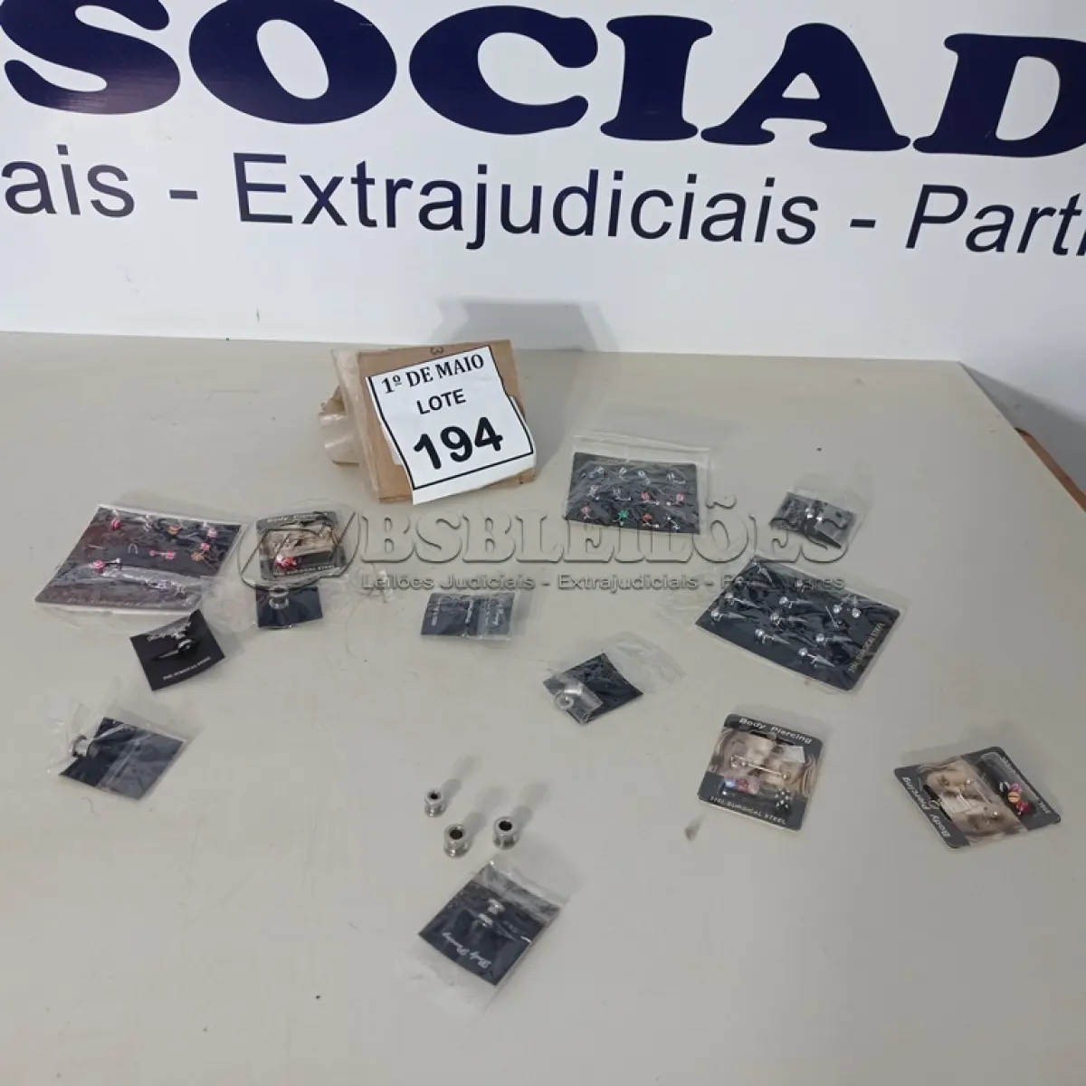LOTE 194 - 01 LOTE COM PIRCING DIVERSOS.  (NO ESTADO) ATENÇÃO! FAZER A VISITAÇÃO ANTES DE ARREMATAR, NÃO SABEMOS SE FUNCIONA. LEILÃO NÃO TEM GARANTIA E NEM DEVOLUÇÃO, SUJEITO A POSSÍVEIS AVARIAS VISÍVEIS/OCULTAS E/OU AUSÊNCIA DE COMPONENTES.