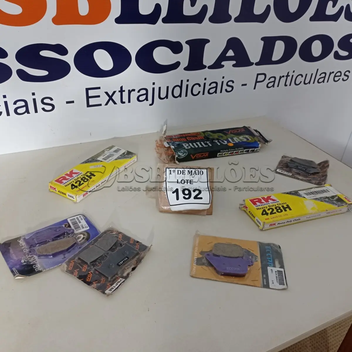 LOTE 192 - 01 LOTE COM JOGOS DE PASTILHA DE FREIO DIVERSAS E 02 CORRENTES DE MOTO YAMAHA FAZER 2008. (NO ESTADO) ATENÇÃO! FAZER A VISITAÇÃO ANTES DE ARREMATAR, NÃO SABEMOS SE FUNCIONA. LEILÃO NÃO TEM GARANTIA E NEM DEVOLUÇÃO, SUJEITO A POSSÍVEIS AVARIAS VISÍVEIS/OCULTAS E/OU AUSÊNCIA DE COMPONENTES.