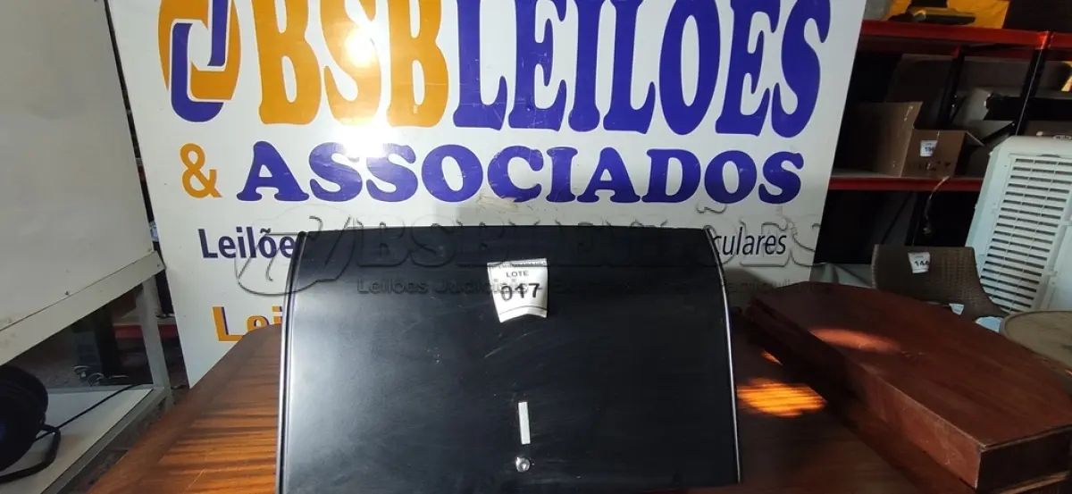 LOTE 017 - 01 ARMÁRIO SUSPENSO. (NO ESTADO EM QUE SE ENCONTRA. SUJEITO A AVARIAS OCULTAS/VISÍVEIS.)