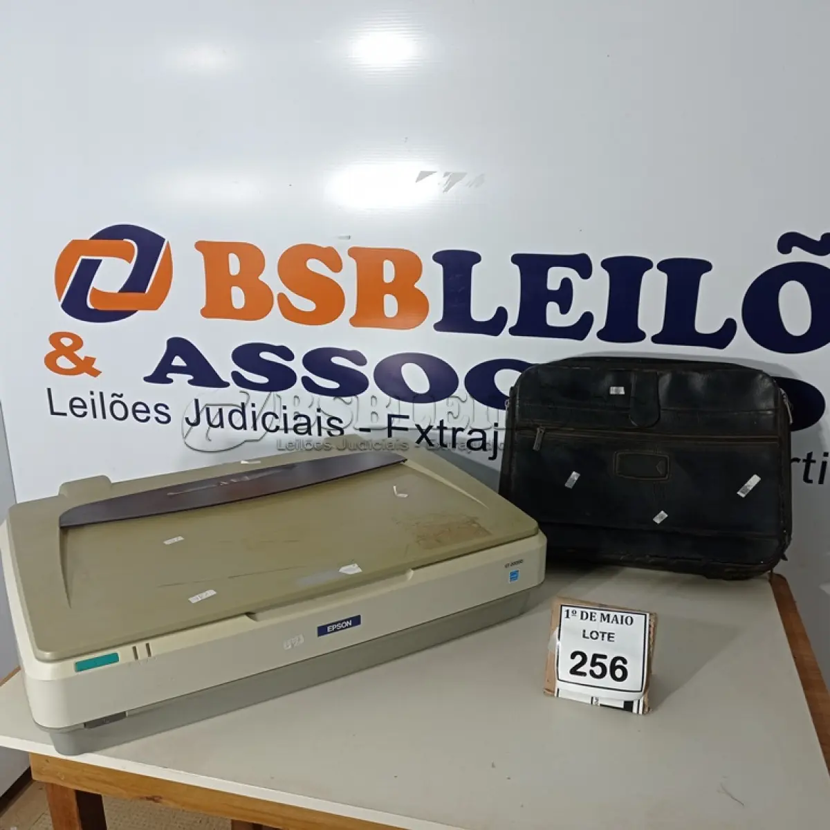 LOTE 256 - 01 SCANNER EPSON E 01 BOLSA PARA NOTEBOOK. (NO ESTADO) ATENÇÃO! FAZER A VISITAÇÃO ANTES DE ARREMATAR, NÃO SABEMOS SE FUNCIONA. LEILÃO NÃO TEM GARANTIA E NEM DEVOLUÇÃO, SUJEITO A POSSÍVEIS AVARIAS VISÍVEIS/OCULTAS E/OU AUSÊNCIA DE COMPONENTES.